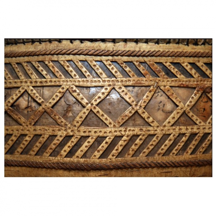 Берестяной короб. XIХ в. Фрагмент. Береста, тальник, слюда, конский волос. Местонахождение: Якутский государственный объединенный музей истории и культуры народов Севера им. Е. Ярославского. 